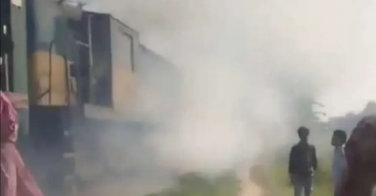 ট্রেনের ইঞ্জিনে আগুন